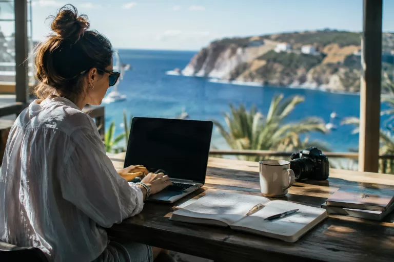 How to Stay Productive While Working and Traveling